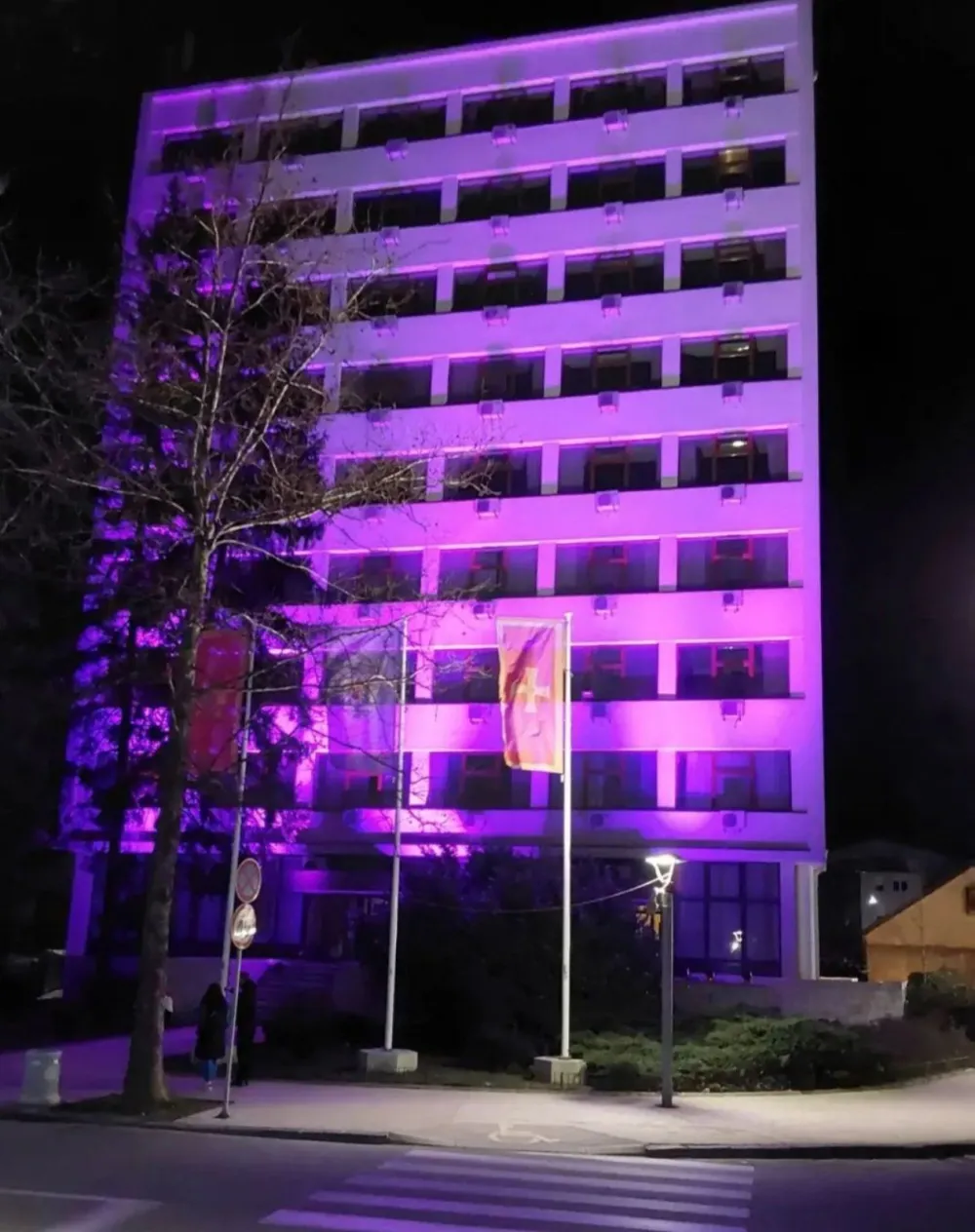 Zgrada SO Nik&scaron;ić u ljubičastoj boji<br>