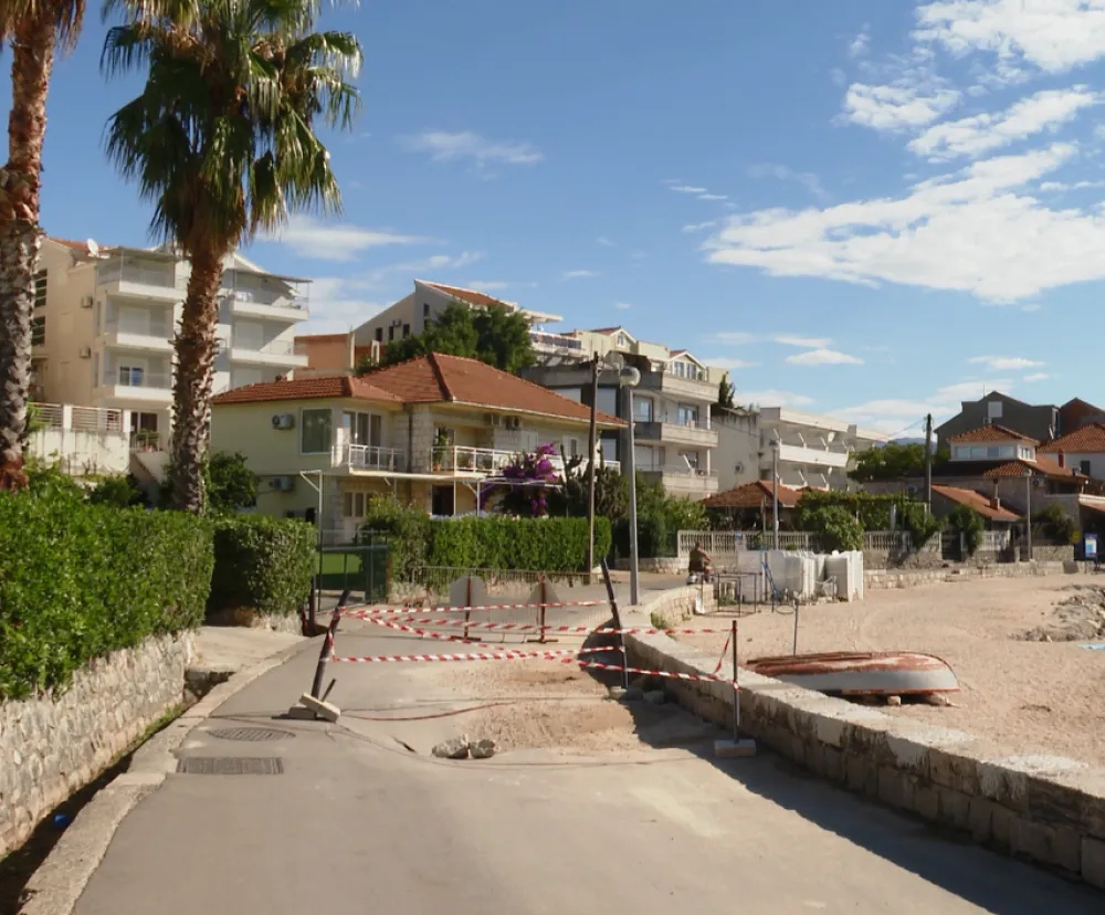 Herceg Novi: Milioni utro&scaron;eni, a ulicama i dalje teku otpadne vode