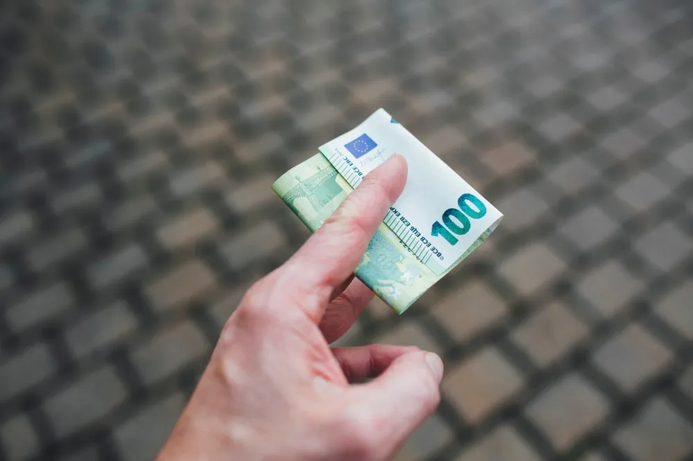 Podgoričanin optužen da je gorivo platio falsifikovanim novcem