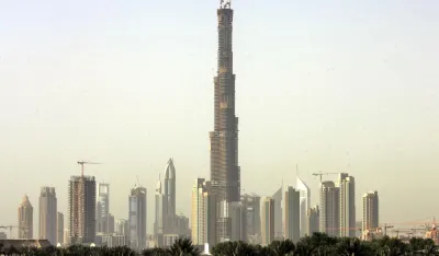 Mesto: Dubai<br>Datum: 17.08.2007<br>Dogadjaj: GRAĐEVINARSTVO - u Dubaiju je u toku izgradnja najvie zgrade na svetu koja bi trebalo da bude zavrena sledeće godine. Zgrada je trenutno izrgrađena do 145. sprata i visoka je 531,3 metra<br>Licnosti: 