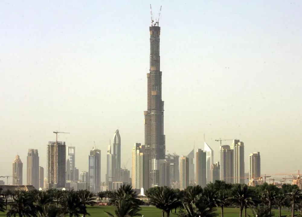 Mesto: Dubai<br>Datum: 17.08.2007<br>Dogadjaj: GRAĐEVINARSTVO - u Dubaiju je u toku izgradnja najvie zgrade na svetu koja bi trebalo da bude zavrena sledeće godine. Zgrada je trenutno izrgrađena do 145. sprata i visoka je 531,3 metra<br>Licnosti: 