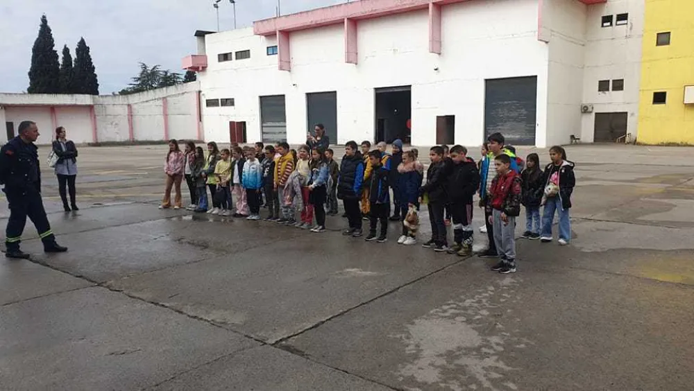 Đaci posјetili Službu za&scaron;tite i spa&scaron;avanja: Naučili kako se postaјe vatrogasac