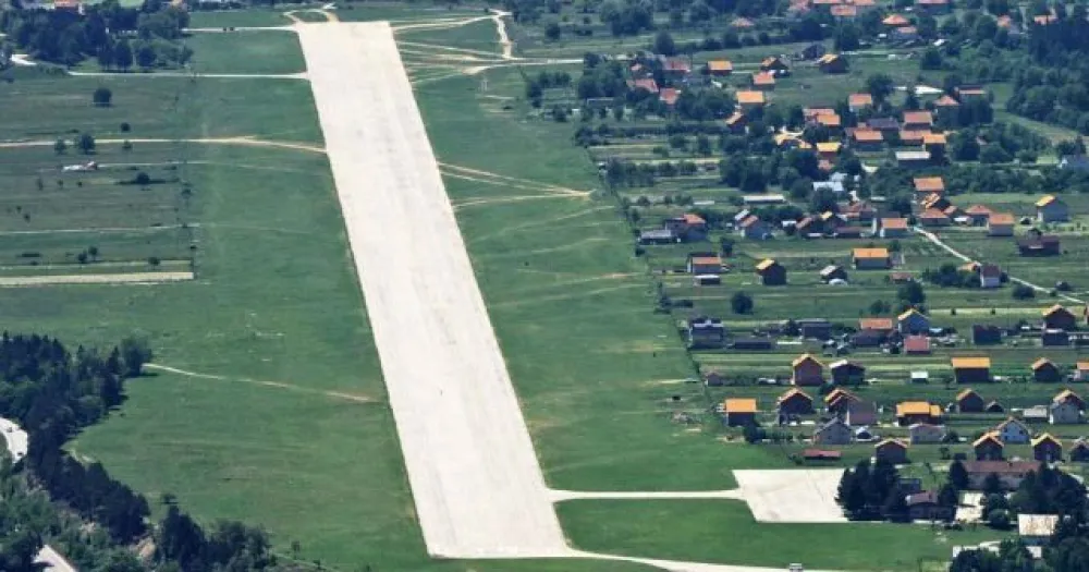 Писта аеродрома у Беранама и околни стамбени објекти