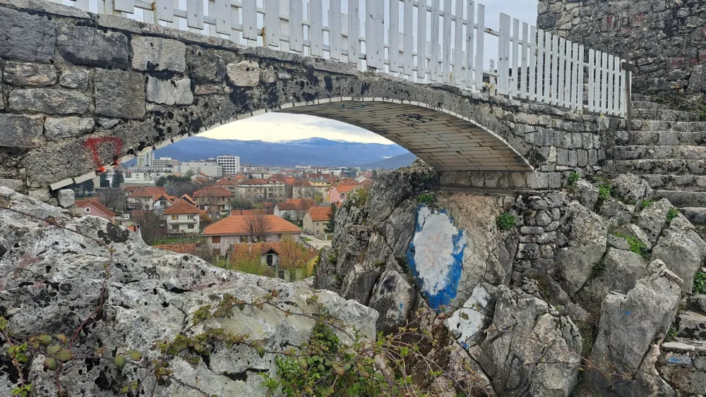 (FOTO) Nik&scaron;ićki Bedem kao zarobljeni brod u vremenu koјi treba osloboditi