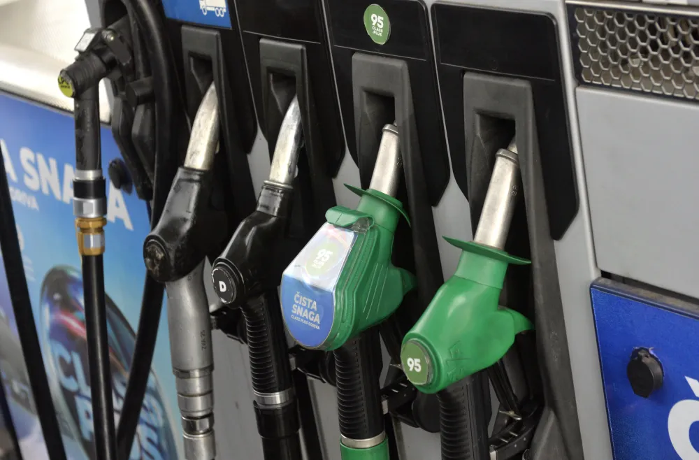 benzinska pumpa, benzin, nafta, poskupljenje goriva, Ina pumpa, ina, tocenje goriva, automati za gorivo