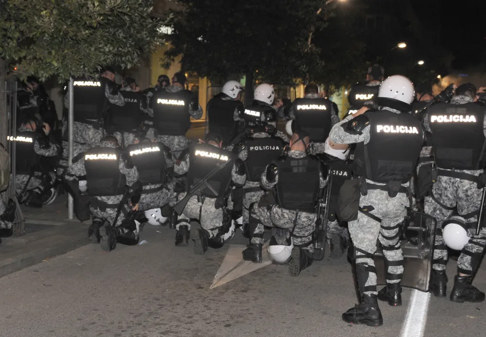 Protesti DF ispred skupstine i neredi<br>DF Neniri ispred skupstine