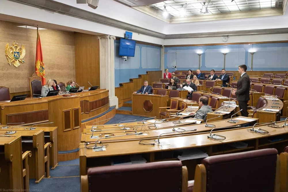Parlament sjutra o skidanju imuniteta poslanicima