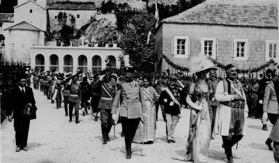 Краљица Јелена с оцем краљем Николом испред Цетињског манастира 1910. г (ФОТО: ИЗ КЊИГЕ Б. СИМОНОВИЋА "ТАЈНА ЉУБАВ КРАЉИЦЕ ЈЕЛЕНЕ")