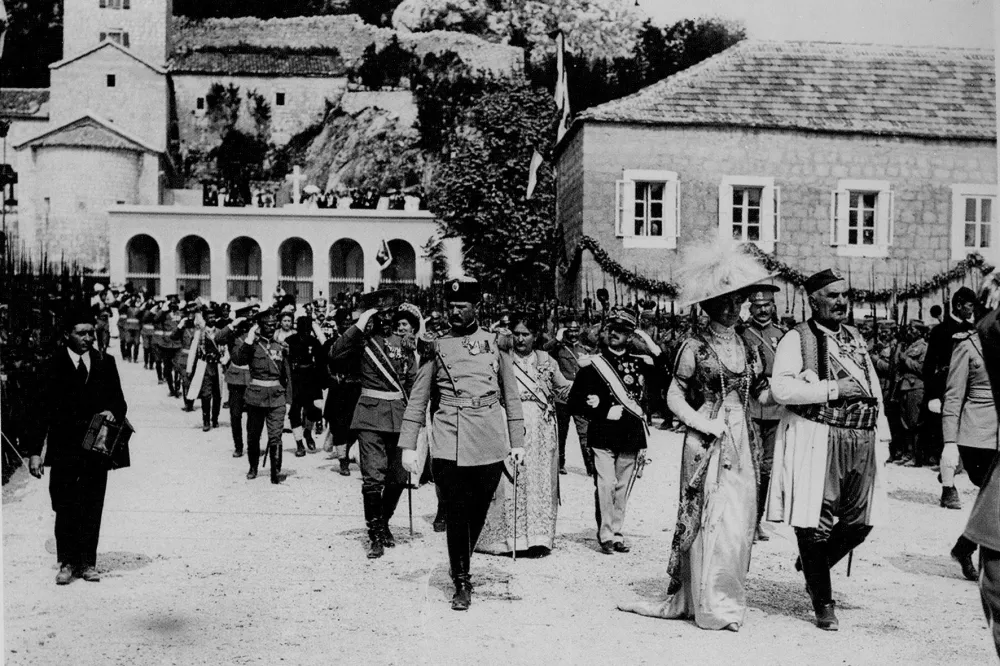 Краљица Јелена с оцем краљем Николом испред Цетињског манастира 1910. г (ФОТО: ИЗ КЊИГЕ Б. СИМОНОВИЋА "ТАЈНА ЉУБАВ КРАЉИЦЕ ЈЕЛЕНЕ")