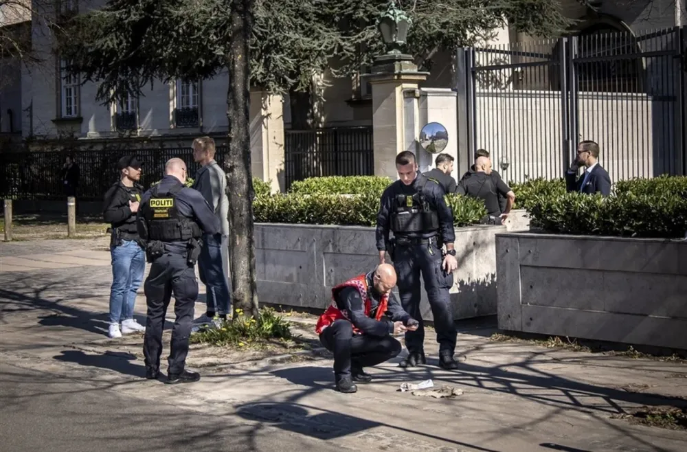 Zapalio se tinejdžer ispred američke ambasade u Danskoj