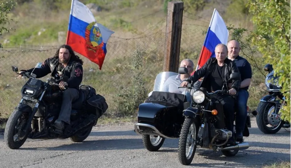 Putin sa "noćnim vukovima"