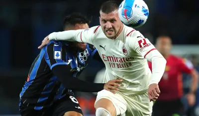 epa09504387 Atalanta's Jose Palomino (L) and Milan?s Ante Rebic battle for the ball during the Italian Serie A soccer match between Atalanta BC and AC Milan at Gewiss Stadium in Bergamo, Italy, 03 October 2021. EPA-EFE/PAOLO MAGNI