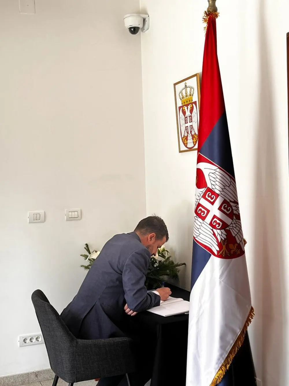 Milatović se upisao u knjigu žalosti u ambasadi Srbije