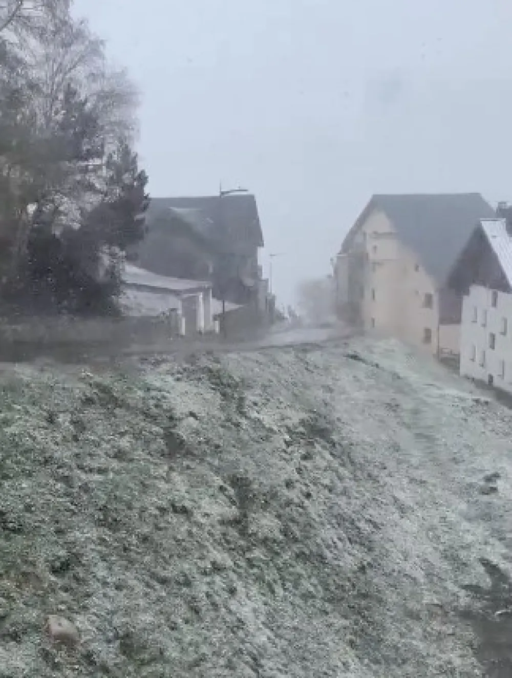 (VIDEO) Nakon vi&scaron;emjesečne su&scaron;e: U &Scaron;paniji pao snijeg