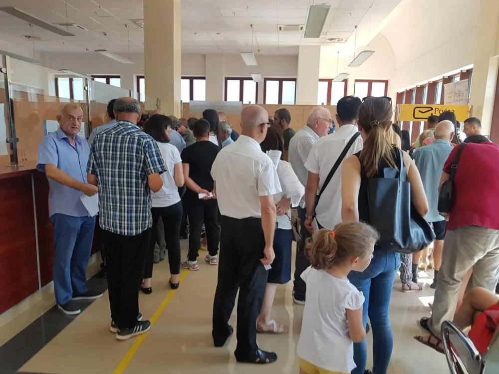 Гужве на шалтеру Поште и за легализацију