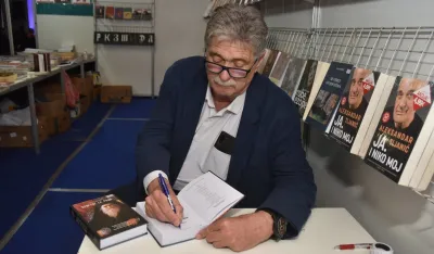 Đaković na &scaron;tandu "Dana" potpisuje svoju novu knjigu 