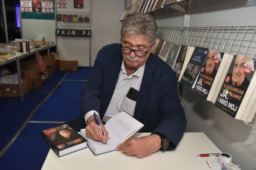 Đaković na &scaron;tandu "Dana" potpisuje svoju novu knjigu 