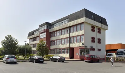 Strajk upozorenja radnika plantaza, plantaze, strajk plantaze, strajk radnika plantaza, strajk, ygrada plantaza, upravna zgrada plantaza