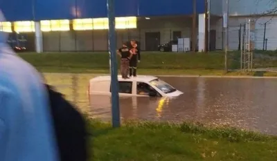 (VIDEO/FOTO) Novi Sad: Voda do&scaron;la do krova automobila, vozači zaglavljeni u bujicama