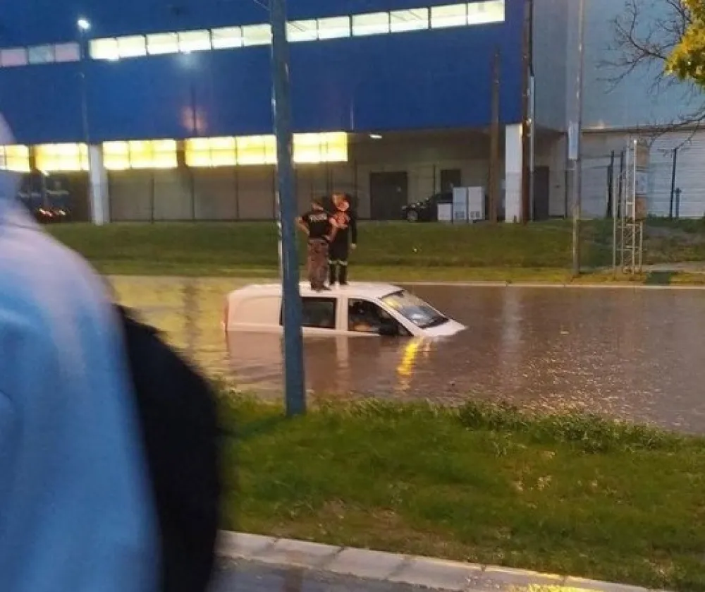 (VIDEO/FOTO) Novi Sad: Voda do&scaron;la do krova automobila, vozači zaglavljeni u bujicama