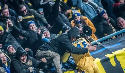 Krstović u zagrljaju navijača