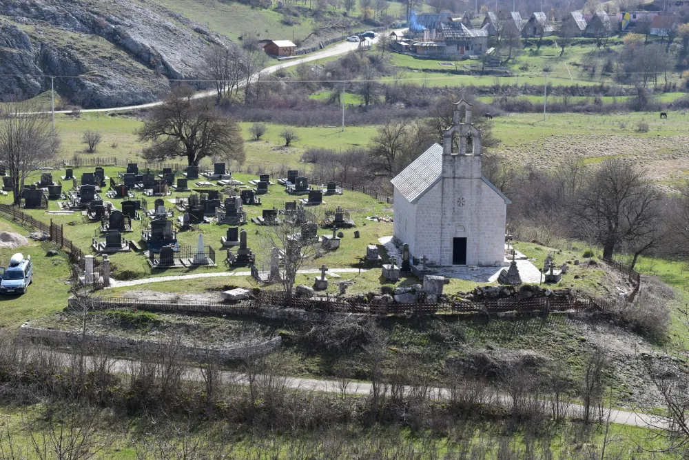 Arheolo&scaron;ka istraživanja u Po&scaron;ćenju: Praistorijska keramika i prsten iz XV viјeka