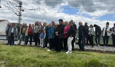 Mјe&scaron;tani bјelopoljskog naselja Nedakusi sa protesta poručili: Uklanjanje ograde ili blokada pruge