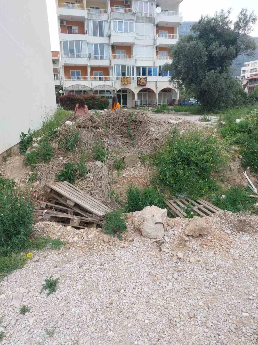 Bar: Zgrada u naselju Ilino okružena barikadama