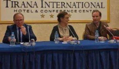 Makri, Božović i Vojvodić u Tirani, na početku manifestacije