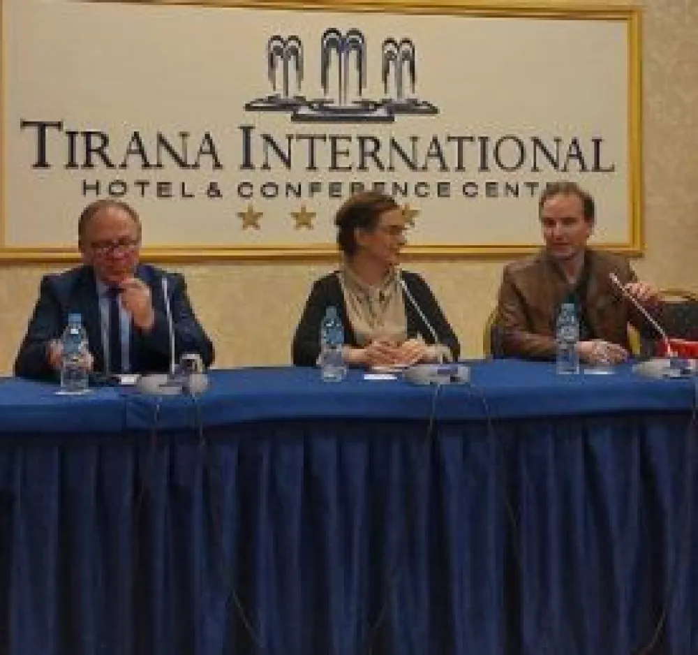 Makri, Božović i Vojvodić u Tirani, na početku manifestacije