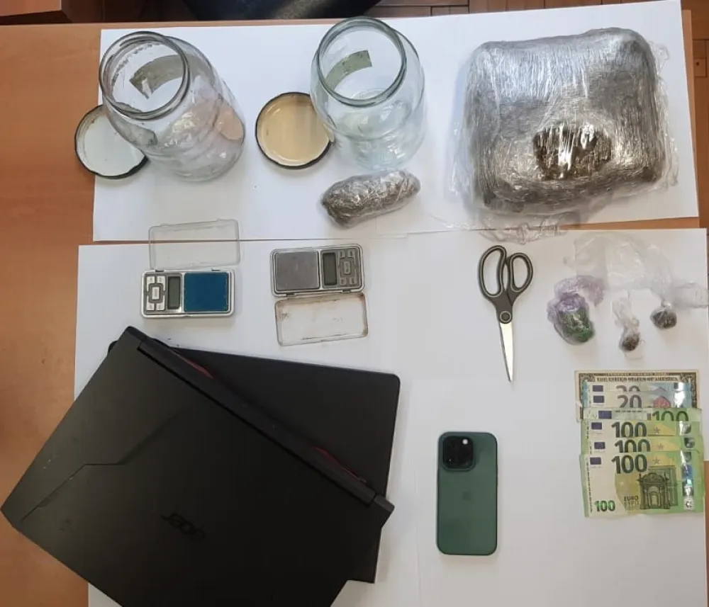 Zaplijenjena marihuana, vaga i lap-top