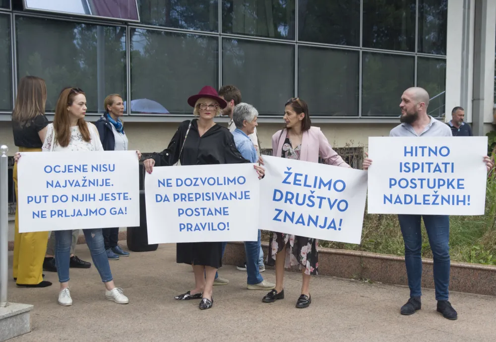 protest profesora ispred ministarstva prosvjete 