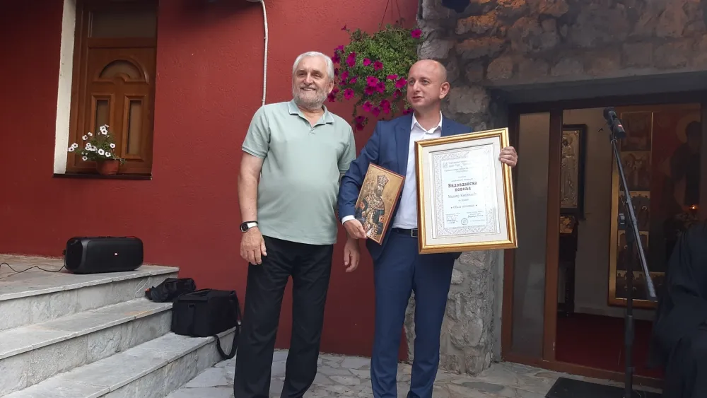 Novica Đurić, predsjednik UKCG, uručio Milanu Kneževiću "Vidovdansku povelju" za roman "Obala Nesanice"