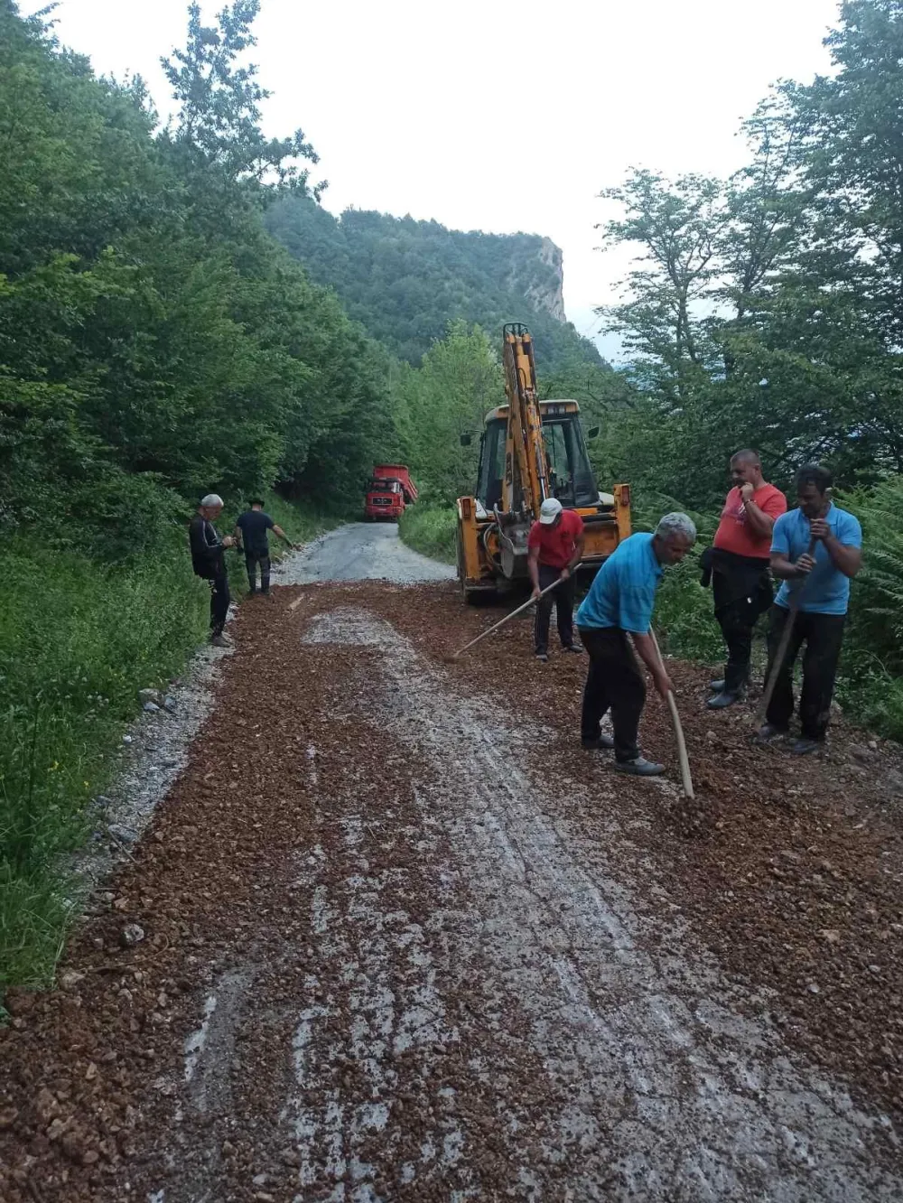 Bijelo Polje: Mje&scaron;tani se samoorganizovali i nasipaju izlokani put