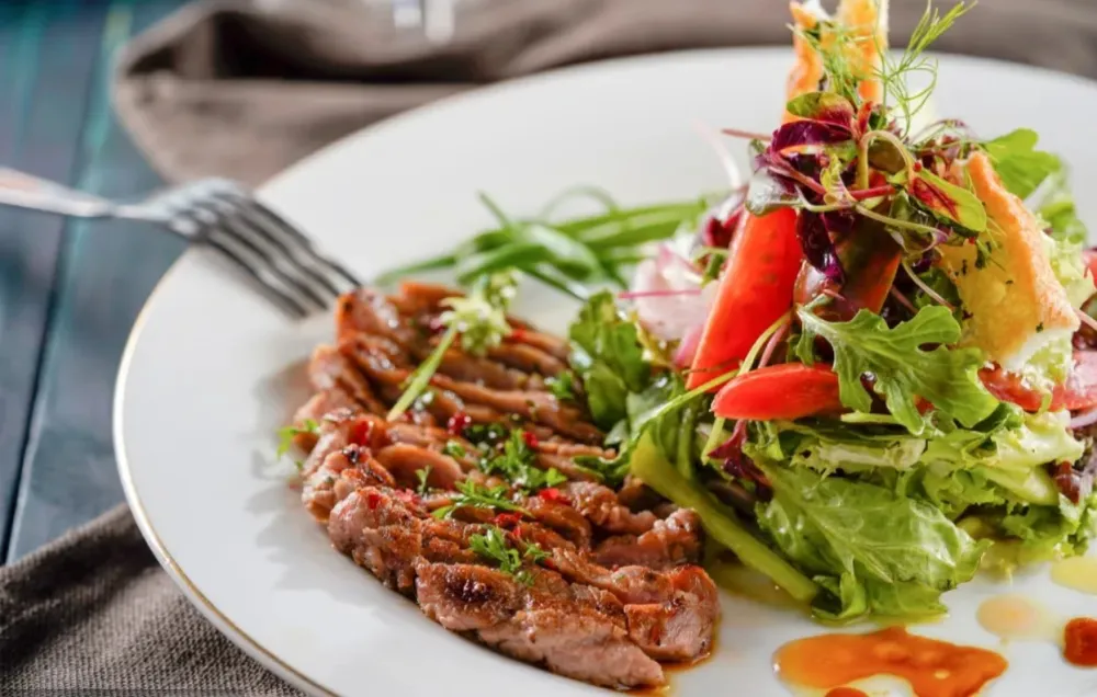 Salata sa junetinom, paradajzom i rukolom