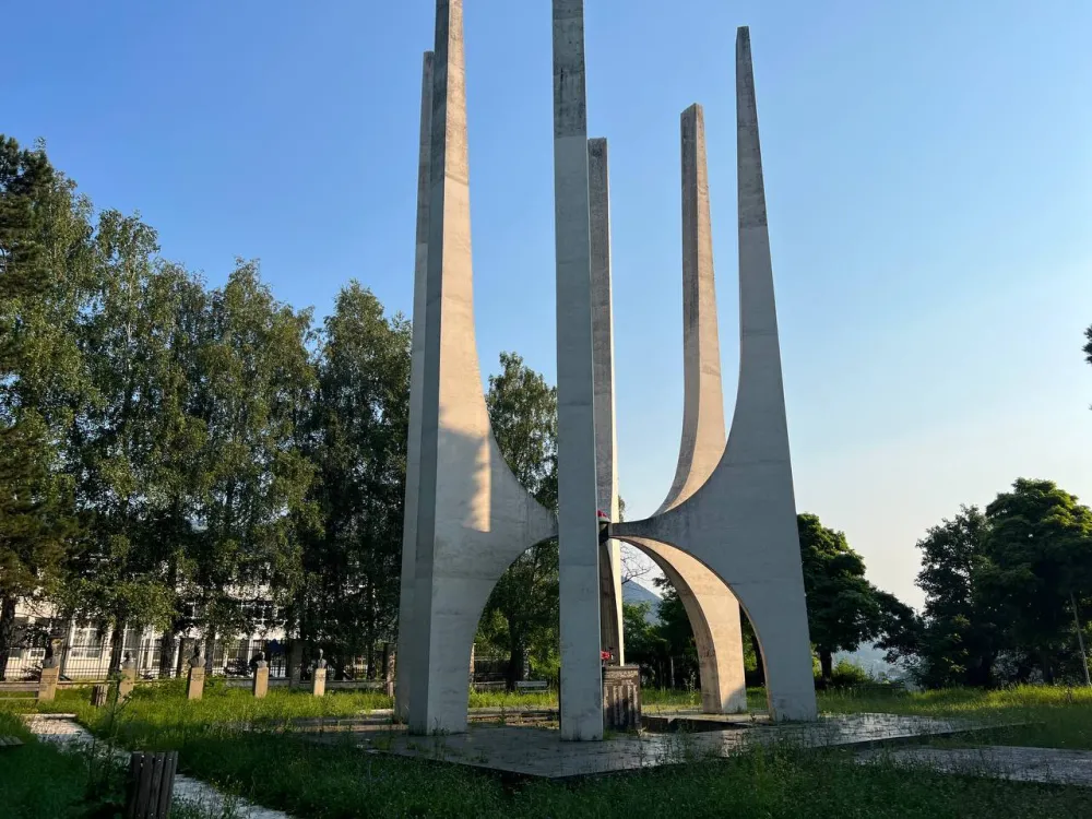 Споменик борцима из Другог свјетског рата  начео зуб времена