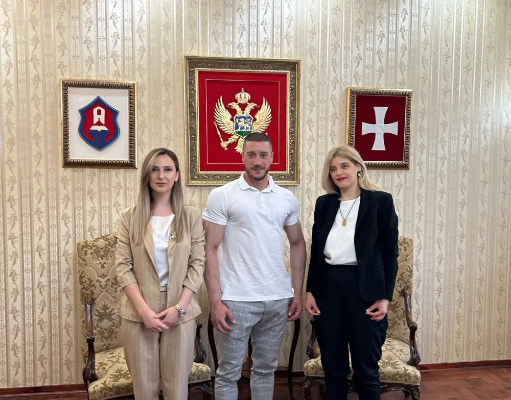 Ana Novović i&nbsp;Aleksandra Dapčević sa Petrom Tatarom