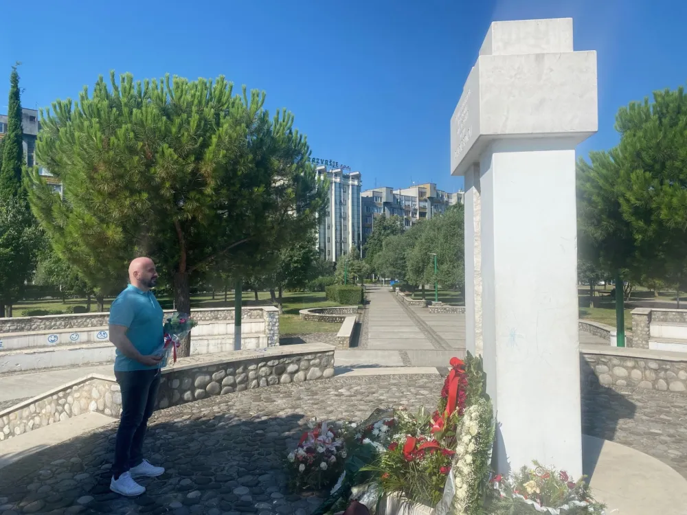 Aleksandar Zeković na spomeniku nevinim žrtvama na Pobrežju 