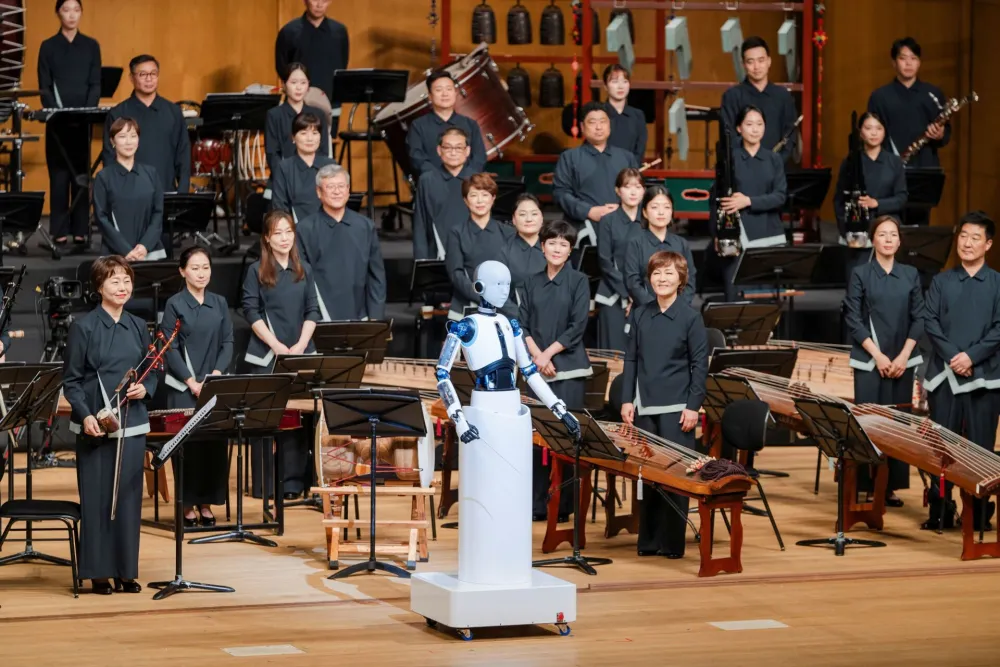 Robot diriguje orkestrom u Korei