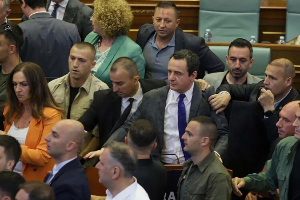 Tuča u kosovskom parmalentu