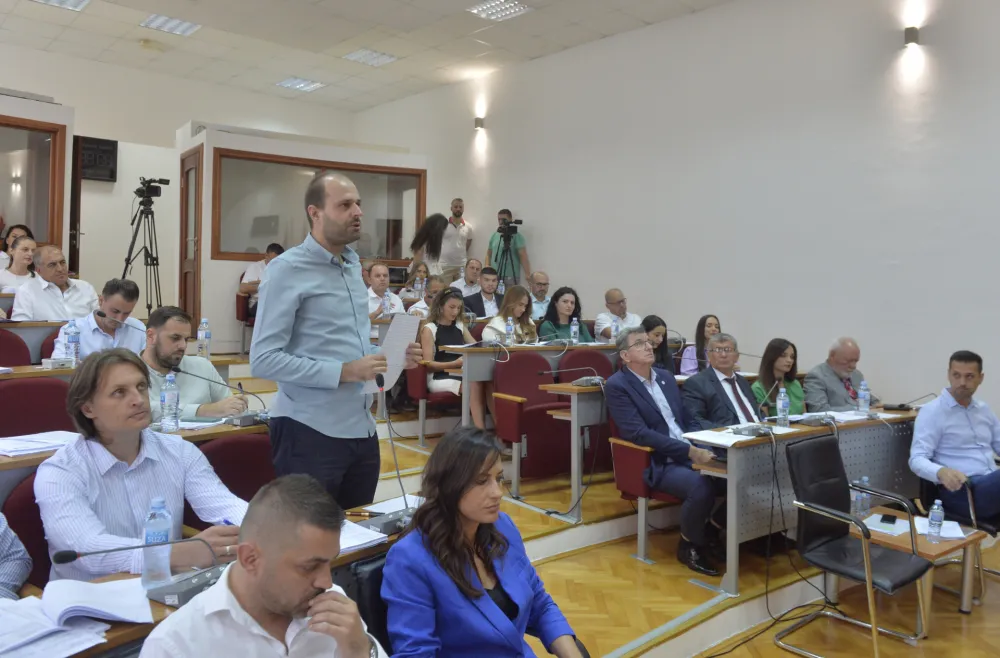 Odbornici u SO Tuzi usvoјili rebalans budžeta: Zaposlenima veće plate
