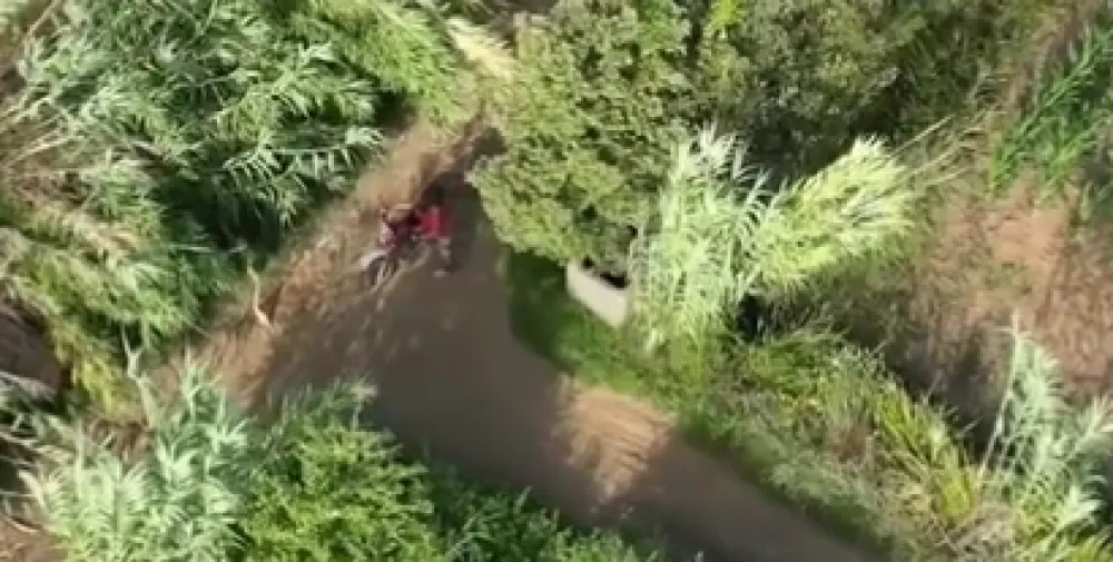 (VIDEO) Policijski dron u Italiji snimio piromana, on ga poku&scaron;ao oboriti