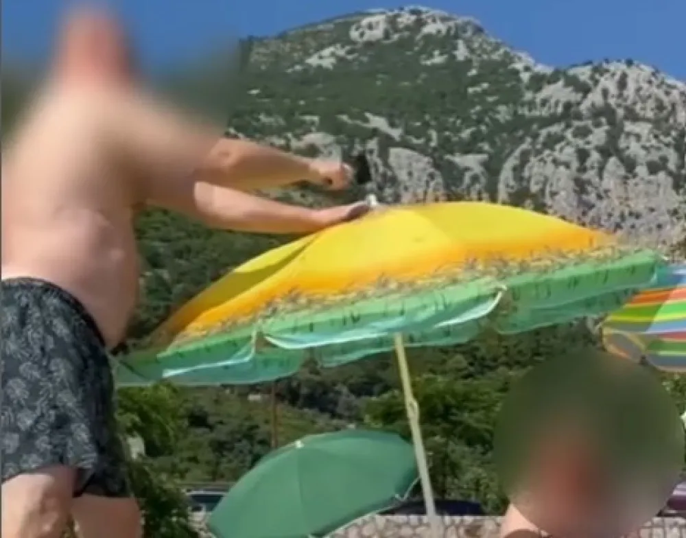 Na plaži uvijek "valja imati" čekić