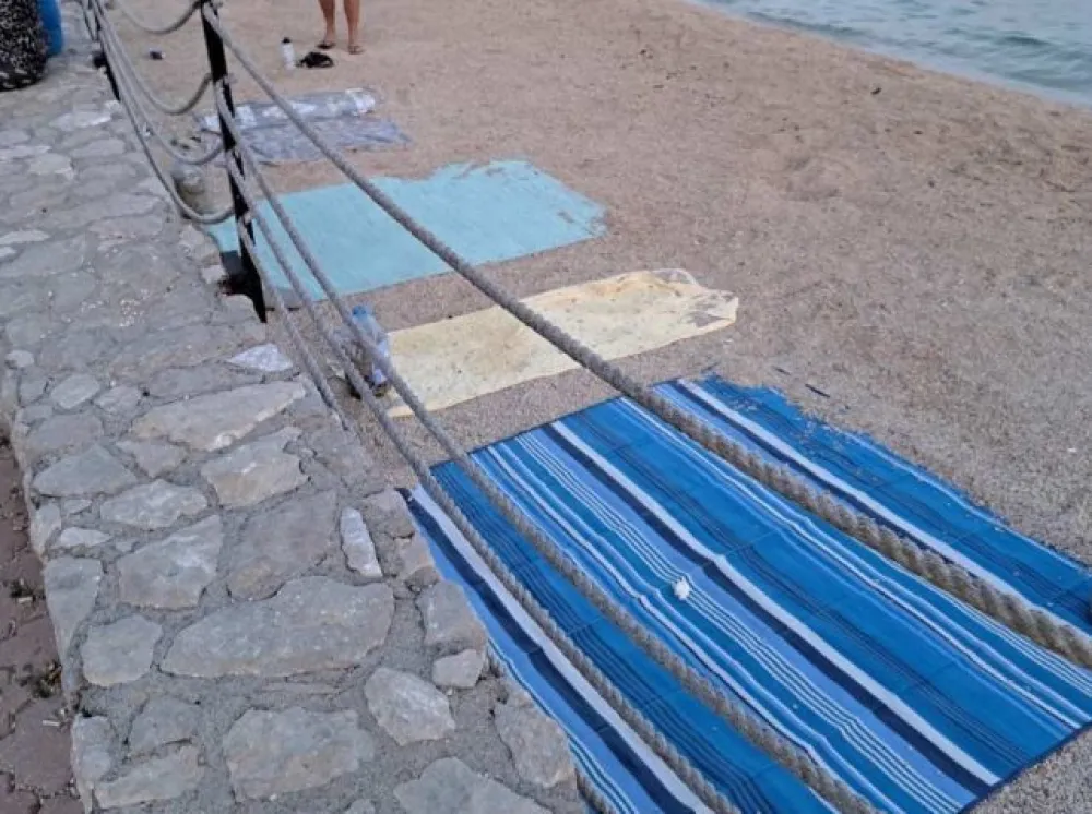 pe&scaron;kiri na plaži