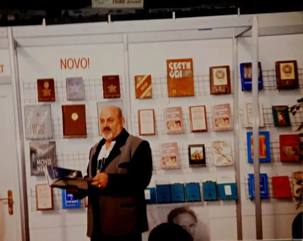 Janko Brajković na &scaron;tandu UNIREKSA na jednom od sajmova knjiga