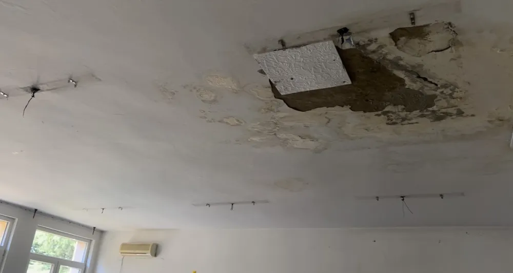 IJZ utvrdio da neke prostoriјe O&Scaron; "Vuk Karadžić" niјesu bezbјedne: Onlaјn nastava zbog vlage i buđi