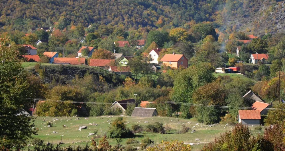 Mje&scaron;tani Župe na sat blokirali saobraćaj, traže ispunjenje obećanja