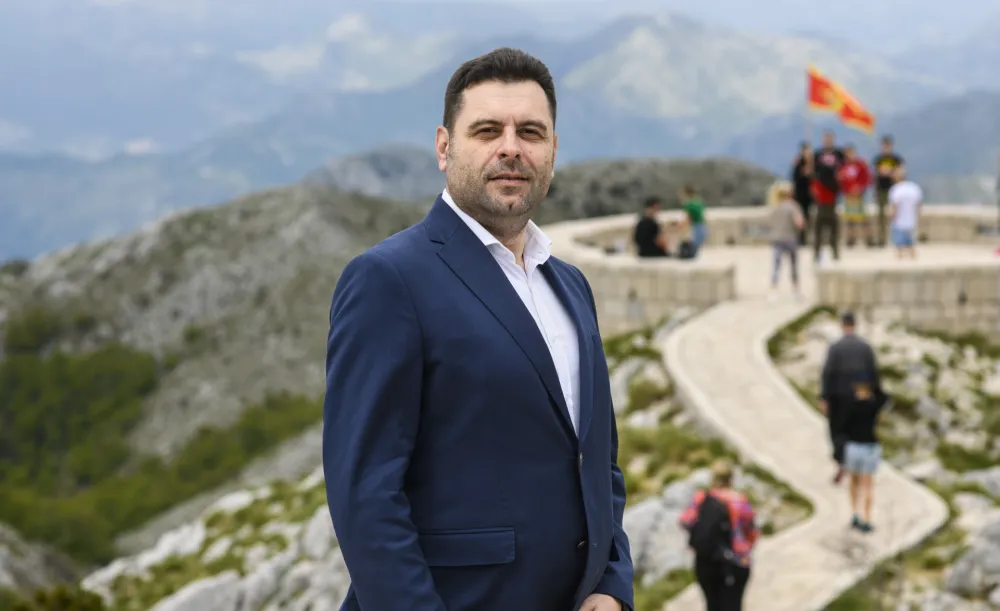 Vujović: Dok vlast u Beogradu priziva rat u Crnoj Gori predsjednik filozofira