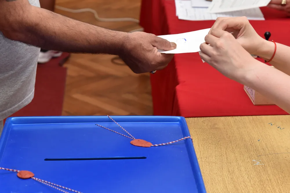 Parlamentarni izbori 2023, Parlamentarni izbori, glasanje, izbori, glasacki listic, glasacka kutija