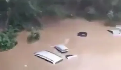 (VIDEO) Nakon požara Grčku pogodila oluja, bujica nosila automobile